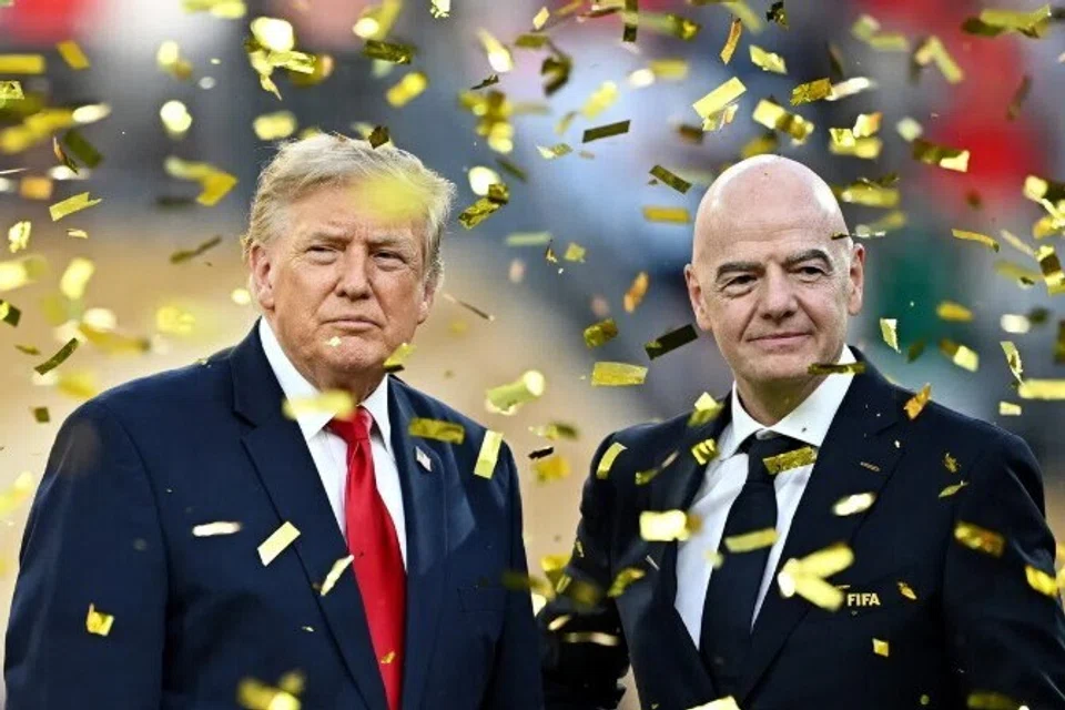 Presiden Amerika Syarikat Donald Trump dan Presiden Persekutuan Bola Sepak Antarabangsa (Fifa), Gianni Infantino, ketika majlis penyampaian piala pada perlawanan akhir Piala Dunia di East Rutherford, New Jersey, Amerika Syarikat, pada 19 Julai.