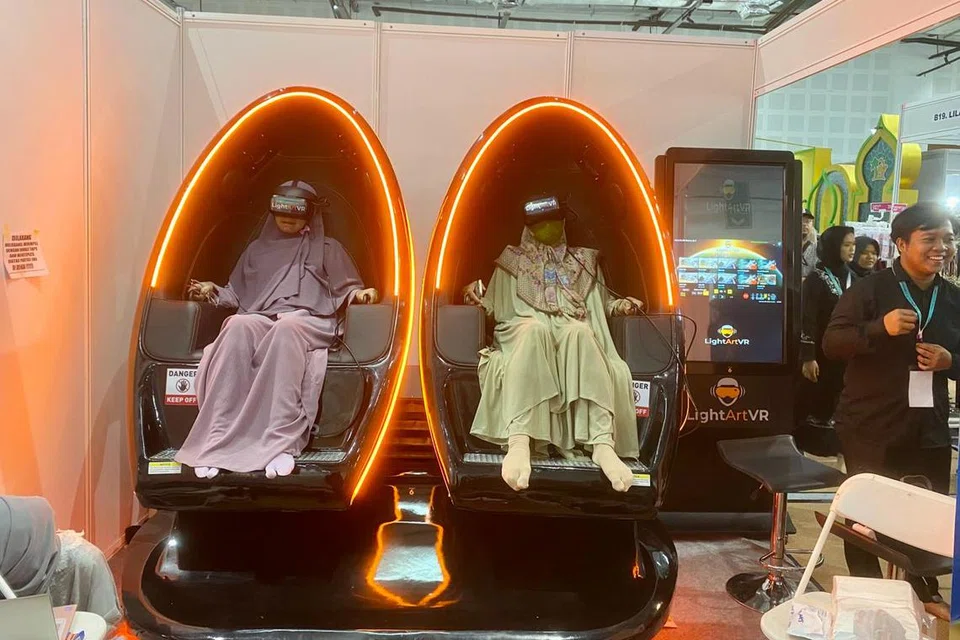 Para pengunjung bazar menikmati pengalaman realiti maya yang memaparkan perjalanan dan kisah Nabi Muhammad saw di Festival Ramadan di Jakarta pada 23 Mac.