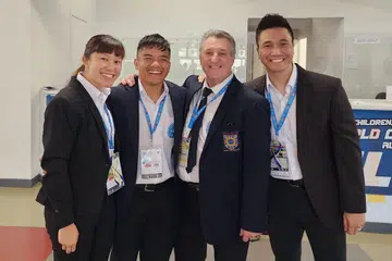 NAIKKAN TARAF: (Dari kiri) Yip, Nazri dan Lye bergambar bersama pengerusi jawatankuasa tatami WAKO, Brian Beck (tiga dari kiri) semasa menjadi pengadil dalam Kejohanan Dunia WAKO untuk Kanak-kanak, Kadet dan Junior, di Jesolo, Italy pada awal bulan ini. - Foto PERSEKUTUAN TINJU TENDANG SINGAPURA 
