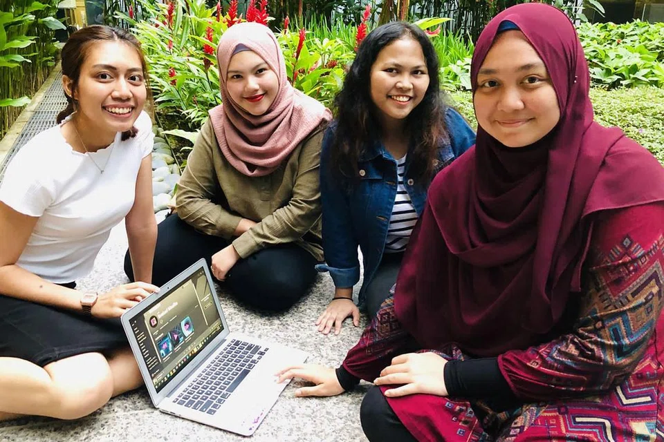 PENDEDAHAN PADA MUZIK MELAYU: Siswa SIM Global Education dan Universiti Sains Kemasyarakatan Singapura (dari kiri) Cik Nurul Umairah Yusman, Cik Nadiah Hanan Mohd Jailani, Cik Nurul Fadhylla Zahari dan Cik Nur Sarah Razali menimba pengetahuan berguna dalam menganjurkan acara 'Evolusi Muzika 2019' yang menjejak sejarah dan peredaran wadah muzik Melayu. - Foto BH oleh HARYANI ISMAIL 