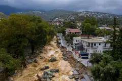 MALAPETAKA: Gambar yang diambil pada 6 September menunjukkan jalan raya yang musnah akibat banjir di bandar Volos, tengah Greece. Persidangan iklim terbesar akan diadakan minggu depan di Dubai. 