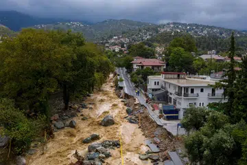 MALAPETAKA: Gambar yang diambil pada 6 September menunjukkan jalan raya yang musnah akibat banjir di bandar Volos, tengah Greece. Persidangan iklim terbesar akan diadakan minggu depan di Dubai. 