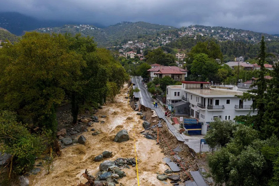 MALAPETAKA: Gambar yang diambil pada 6 September menunjukkan jalan raya yang musnah akibat banjir di bandar Volos, tengah Greece. Persidangan iklim terbesar akan diadakan minggu depan di Dubai. 