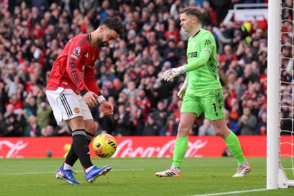 Pemain Manchester United, Bruno Fernandes (kiri), menjaringkan penalti untuk menyamakan kedudukan 1-1 semasa perlawanan dengan Crystal Palace di Manchester, Britain, pada 1 Mac.