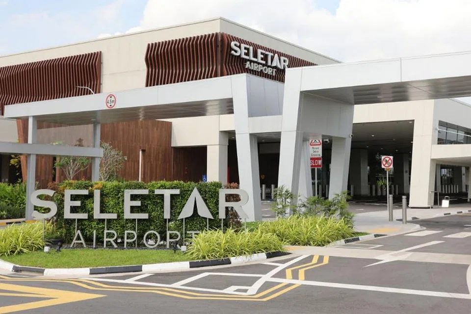 ISU RUANG UDARA: Singapura dan Malaysia akan membangunkan sistem alternatif bersama bagi mengantikan sistem pendaratan pesawat baru yag ditolah Malaysia. Malaysia telah menolak prosedur penerbangan Sistem Pendaratan Instrumen (ILS) yang sepatutnya mula beroperasi dari awal tahu ini di Lapangan Terbang Seletar (atas). Ia mendakwa prosedur itu membantutkan pembangunan di kawasan Pasir Gudang. - Foto fail 