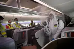 PERALATAN BARU: Encik Ong (tiga dari kiri) menyaksikan seorang pekerja menggunakan alat penyembur elektro-statik bagi penyahjangkitan pesawat. Alat baru itu akan diperkenalkan sebagai sebahagian fasa kedua program transformasi syarikat SIA Engineering. - Foto BH oleh LIM YAOHUI