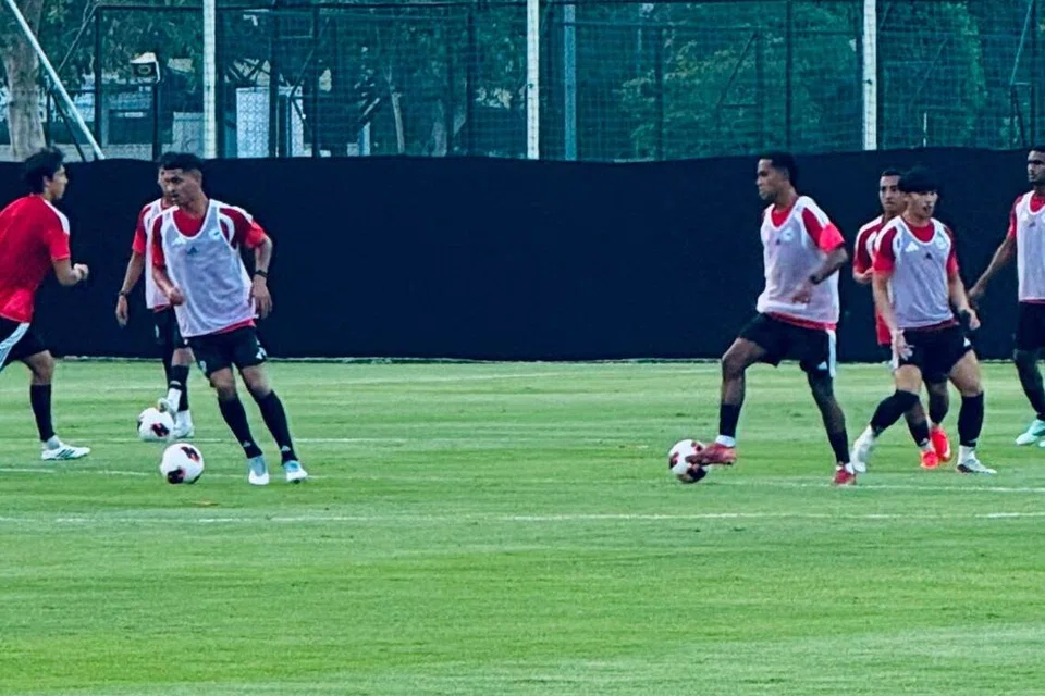 Pemain sayap Singa, Haziq Kamarudin (empat dari kanan), menjalani latihan bersama skuad kebangsaan Singapura menjelang perlawanan pembukaan Piala Asean Fifa menentang Indonesia di Stadium Gelora Bung Karno, pada 25 September.
