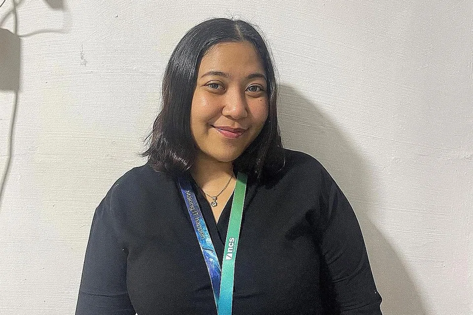 USAHA BERHASIL: Cik Istiqamah Yazid ditawarkan pekerjaan sepenuh masa bersama syarikat NCS pada Februari lalu, hanya empat bulan setelah menjadi seorang pelatih pakar operasi di bawah Program Pelatih SGUnited. - Foto NCS