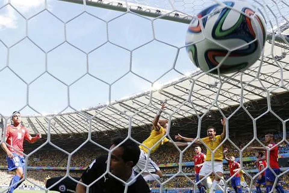 GOl!: Pemain Brazil David Luiz (kiri) begitu gembira selepas menjaringkan gol semasa berentap dengan Chile. Penjaga gawang Chile Claudio Bravo terbaring kecewa. - Foto REUTERS