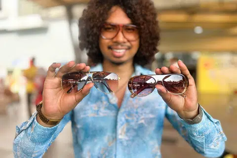 Encik Harris Irfan Jamaludin, menunjukkan antara koleksi cermin mata besar miliknya.