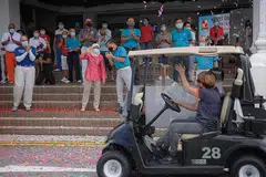 ALU-ALUKAN SUMBANGAN: Presiden Halimah (berbaju merah jambu) telah menghadiri acara Golf Amal Keppel secara fizikal semalam. Dalam ucapannya, beliau telah melahirkan harapan agar lebih banyak badan turut sama menyumbang kepada agensi-agensi yang membantu golongan yang lebih memerlukan. - Foto BH oleh MARK CHEONG