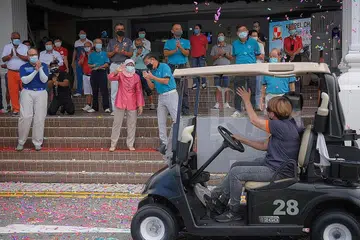 ALU-ALUKAN SUMBANGAN: Presiden Halimah (berbaju merah jambu) telah menghadiri acara Golf Amal Keppel secara fizikal semalam. Dalam ucapannya, beliau telah melahirkan harapan agar lebih banyak badan turut sama menyumbang kepada agensi-agensi yang membantu golongan yang lebih memerlukan. - Foto BH oleh MARK CHEONG