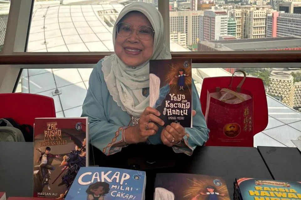 KREATIF: Cik Amanah Mustafi di majlis pelancaran buku kanak-kanak tulisannya, ‘Yaya Kacang Hantu’.