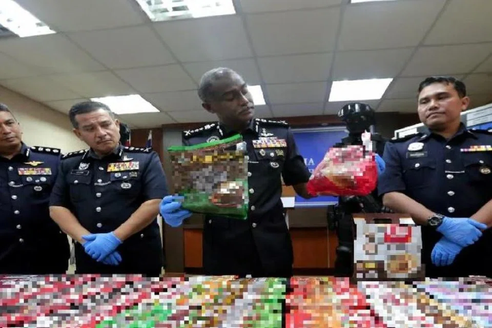 Ketua Polis Johor, Pesuruhjaya M Kumar (dua dari kanan), menunjukkan dadah yang diseludup dalam paket minuman ‘3 in1’ berjenama oleh sindiket pengedaran dadah yang ditumpaskan polis Johor.