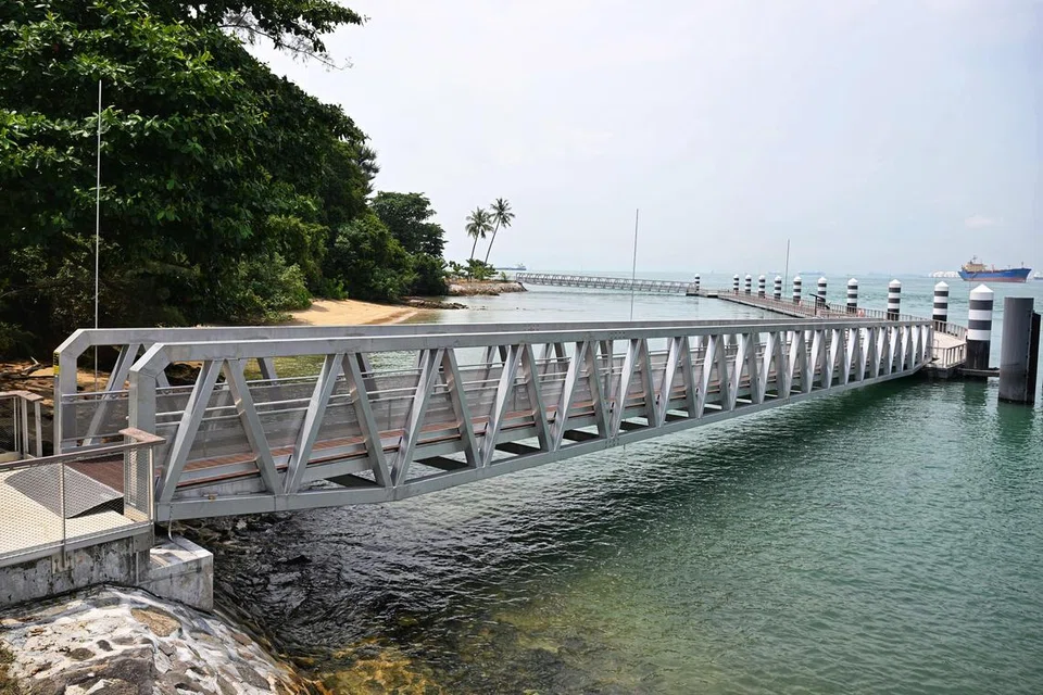 Laluan terapung di Pulau Subar Laut yang membolehkan pengunjung melihat lebih dekat gugusan batu karang.