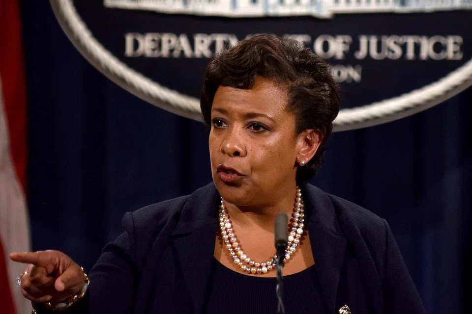 TINDAKAN UNDANG-UNDANG: Peguam Negara Amerika Syarikat, Cik Loretta Lynch, mengumumkan tindakan undang-undang bagi merampas aset bernilai lebih AS$1 bilion ($1.36 bilion) termasuk hartanah mewah dan sebuah pesawat jet menggunakan wang yang dicuri daripada 1MDB. di Washington. - Foto REUTERS