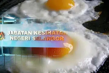 Seramai 82 orang mengalami keracunan makanan sehingga menyebabkan dua maut selepas makan bihun goreng dan telur mata lembu di sebuah program di sebuah sekolah agama di Gombak, Selangor.
