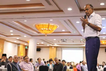 HURAI TOPIK KEPALSUAN DAN KEBENCIAN: Encik Shanmugam (kanan) menghuraikan topik berita palsu dan ucapan kebencian dalam satu dialog anjuran Persatuan Peguam Muslim (AML) dan Wise SG kelmarin. - Foto BH oleh ONG WEE JIN