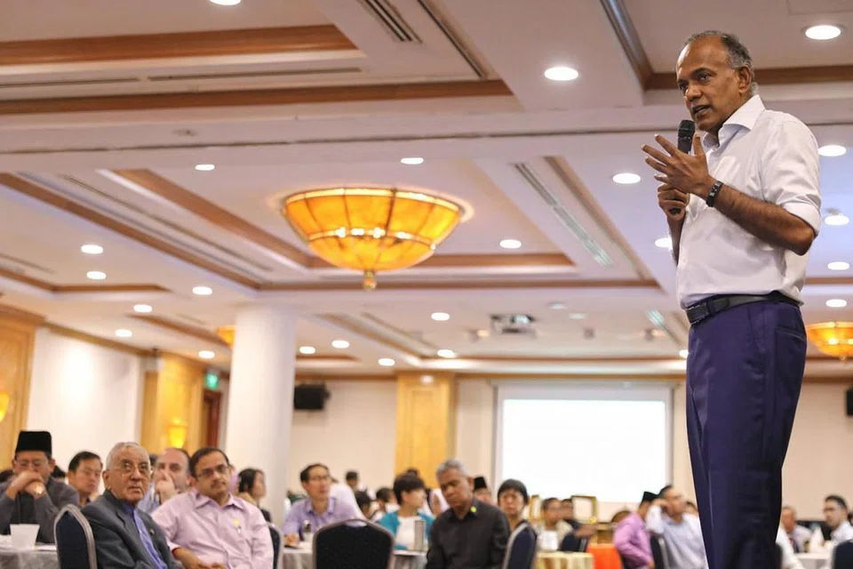 HURAI TOPIK KEPALSUAN DAN KEBENCIAN: Encik Shanmugam (kanan) menghuraikan topik berita palsu dan ucapan kebencian dalam satu dialog anjuran Persatuan Peguam Muslim (AML) dan Wise SG kelmarin. - Foto BH oleh ONG WEE JIN