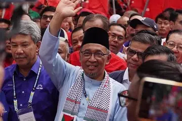 Calon Pakatan Harapan (PH) dari Parti Keadilan Rakyat (PKR), Dr Joohari Ariffin, 60 tahun, berarak dengan diiringi penyokong pada hari penamaan calon Pilihan Raya Kecil (PRK) Dewan Undangan Negeri Sungai Bakap, Pulau Pinang, pada 22 Jun lalu.