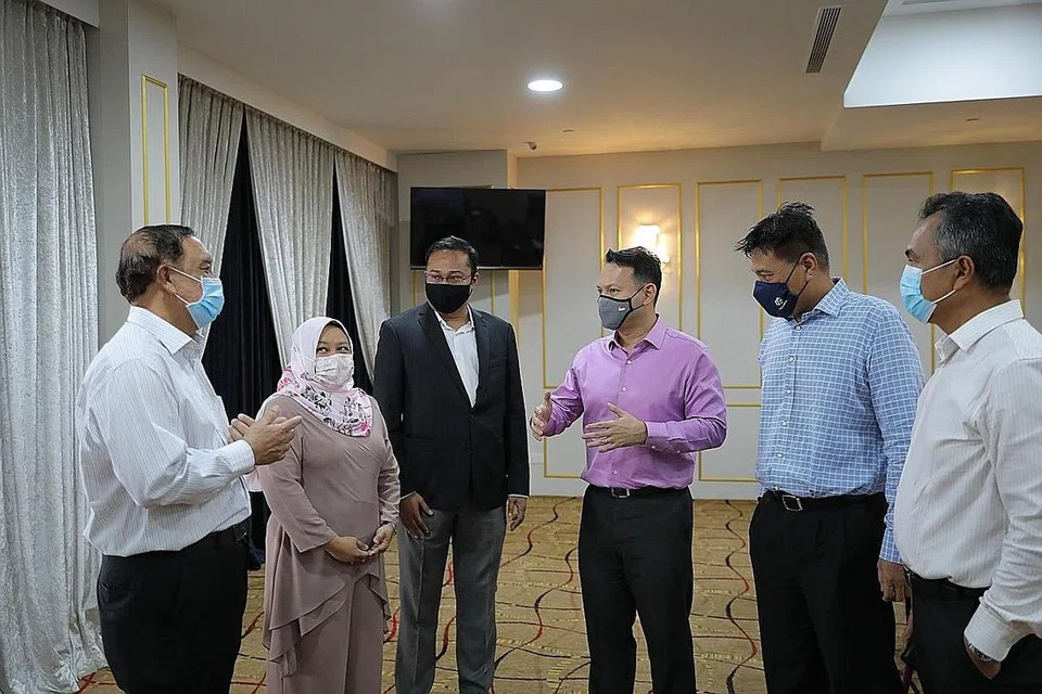 BINCANG BELANJAWAN: (Dari kiri) Presiden DPPMS, Encik Farid Khan; Pengarah Eksekutif STIE Ptd Ltd, Cik Maslina Mohamed; setiausaha kehormat DPPMS, Encik Fazli Mansor; Encik Zaqy Mohamed; Timbalan Presiden DPPMS, Encik Abu Bakar Mohd Nor; dan Timbalan Editor 'Berita Harian', Encik Nazry Mokhtar; sebelum sesi dialog Belanjawan kelmarin. - Foto BH oleh ONG WEE JIN