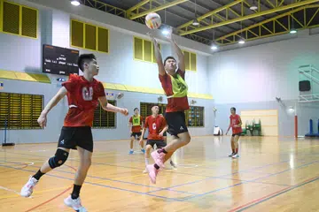 SUKAN UNTUK SEMUA: Pemain, Yeo Zhichao (kiri) dan Ray Ong (menangkap bola) adalah antara anggota pasukan bola jaring lelaki Singapura. Pasukan itu menyertai Siri Negara bola jaring yang diadakan dari 4 hingga 9 Disember. 