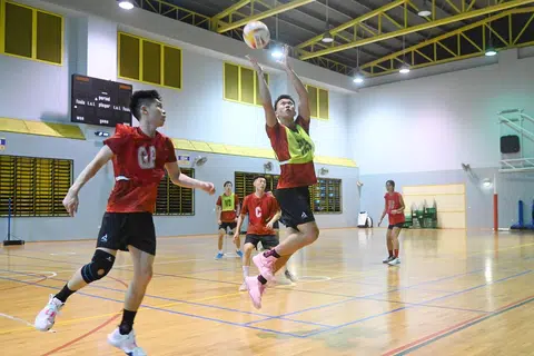 SUKAN UNTUK SEMUA: Pemain, Yeo Zhichao (kiri) dan Ray Ong (menangkap bola) adalah antara anggota pasukan bola jaring lelaki Singapura. Pasukan itu menyertai Siri Negara bola jaring yang diadakan dari 4 hingga 9 Disember. 