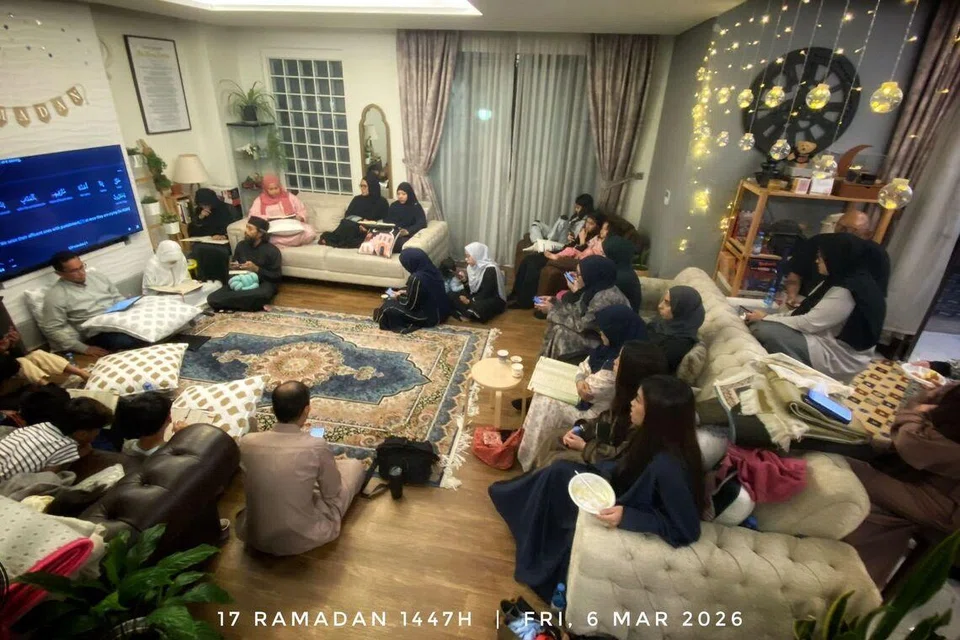 Antara aktiviti bersama yang dilakukan warga Singapura di Doha ialah sesi Tadarus selepas solat Tarawih pada 6 Mac. 