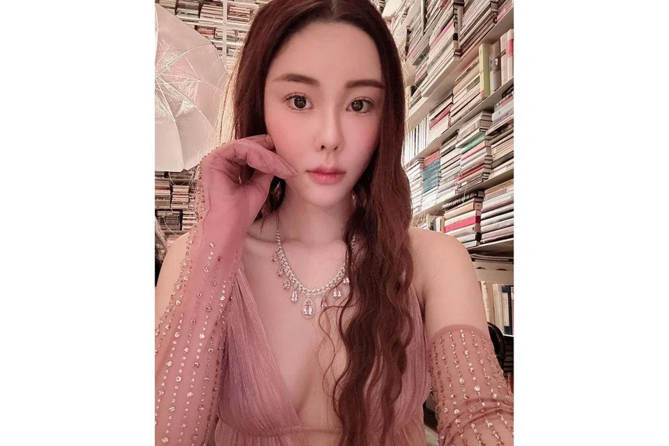 KAWAL TEMPAT PEMBUNUHAN: Polis berkawal di luar rumah tempat mayat model Hong Kong, Cik Abby Choi, yang ditemui di kawasan pedalaman Tai Po, Hong Kong. - Foto-foto EPA-EFE, REUTERS