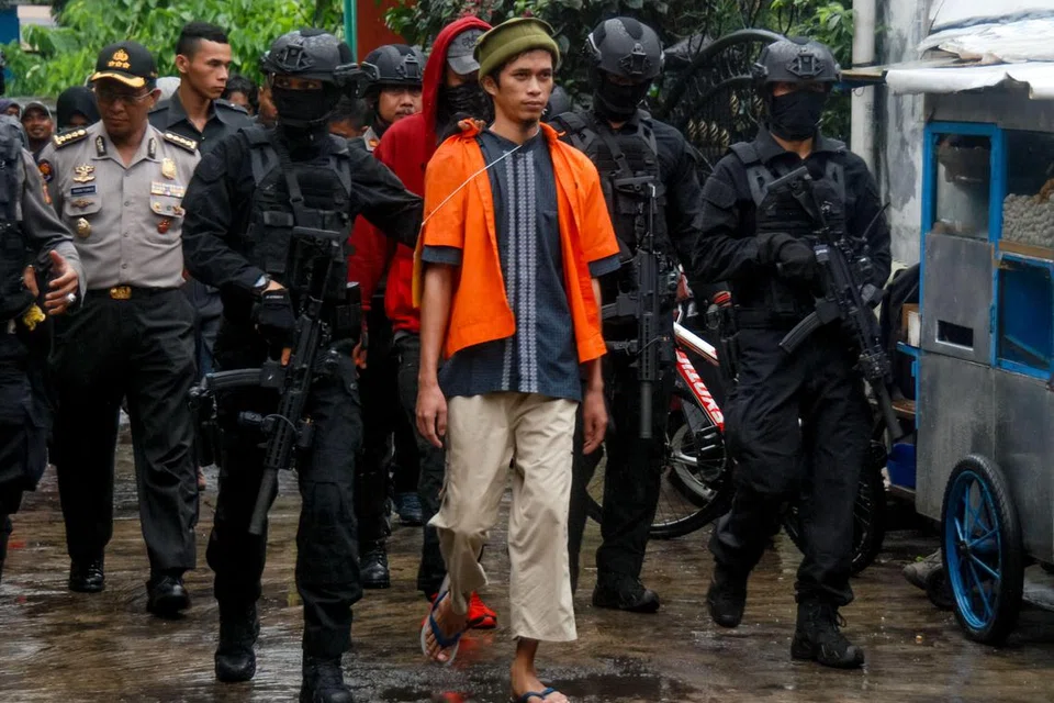 Tekanan luar daripada unit antipengganasan Indonesia, Detachment 88, adalah penting dalam membentuk dinamik dalaman kumpulan militan seperti Jamaah Ansharut Syariah (JAS). 