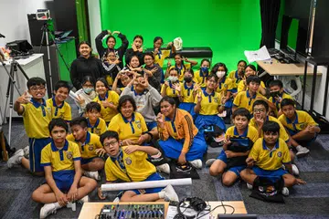 TERBIT PODCAST: Murid darjah enam dari Sekolah Rendah Clementi mempelajari selok-belok penerbitan podcast dalam sesi lawatan sambil belajar ke Berita Harian.