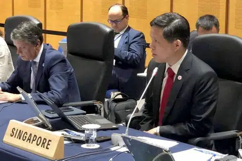BINCANG MASA DEPAN: Encik Chan (kanan) terlibat dalam perbincangan cara tingkat kerjasama dalam bidang ekonomi digital. - Foto MTI