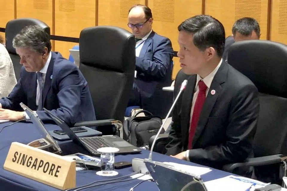 BINCANG MASA DEPAN: Encik Chan (kanan) terlibat dalam perbincangan cara tingkat kerjasama dalam bidang ekonomi digital. - Foto MTI