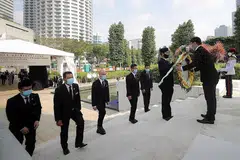 SUSUR MEMORI PEDIH: Wakil Dewan Perniagaan dan Perusahaan Cina Singapura (SCCCI) menyumbang lingkaran bunga dalam Upacara Memperingati Peperangan yang ke-54 di Taman Peringatan Perang, Beach Road, semalam. - Foto BH oleh GAVIN FOO