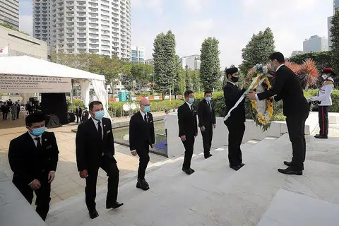 SUSUR MEMORI PEDIH: Wakil Dewan Perniagaan dan Perusahaan Cina Singapura (SCCCI) menyumbang lingkaran bunga dalam Upacara Memperingati Peperangan yang ke-54 di Taman Peringatan Perang, Beach Road, semalam. - Foto BH oleh GAVIN FOO