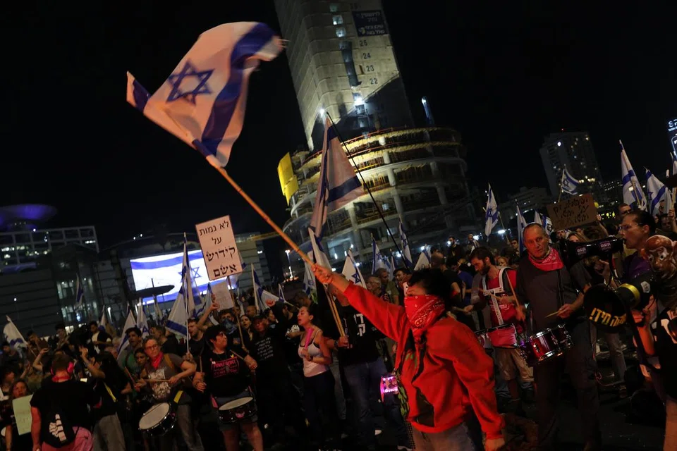 Penunjuk perasaan antipemerintah turun ke jalanan selepas Perdana Menteri Israel, Encik Benyamin Netanyahu, memecat Menteri Pertahanan, Encik Yoav Gallant, di Tel Aviv, Israel, pada 5 November.