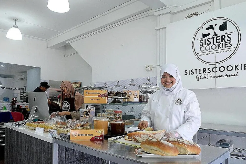 PELABURAN NIAGA: Antara kepakaran Cik Suriani termasuk dalam bidang membuat roti, yang menjadi produk tumpuannya apabila beliau membuka ruang runcit di studionya. - Foto TAUFIK A. KADER