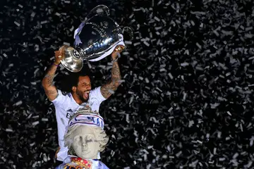 LEGENDA REAL MADRID: Marcelo yang menyertai Real Madrid pada 2007 menang kejuaraan La Liga keenam bulan lalu. Beliau kini mengumpul 25 trofi dengan kejayaan Liga Juara-Juara kelima setelah Real menewaskan Liverpool sekali gus memintas pencapaian Paco Gento yang menang enam Piala Eropah pada 1950-an dan 1960-an. - Foto AFP/REUTERS
