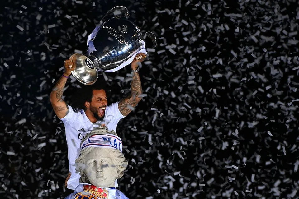 LEGENDA REAL MADRID: Marcelo yang menyertai Real Madrid pada 2007 menang kejuaraan La Liga keenam bulan lalu. Beliau kini mengumpul 25 trofi dengan kejayaan Liga Juara-Juara kelima setelah Real menewaskan Liverpool sekali gus memintas pencapaian Paco Gento yang menang enam Piala Eropah pada 1950-an dan 1960-an. - Foto AFP/REUTERS