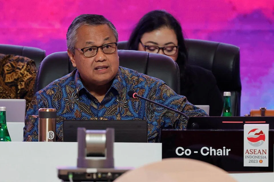 TUBUH PASUKAN KHAS: Gabenor Bank Pusat Indonesia, Encik Perry  Warjiyo, mengumumkan penubuhan Pasukan Petugas Nasional untuk Urus Niaga Mata Wang Tempatan, satu daya usaha bagi mengurangkan pergantungan negara itu kepada dolar Amerika Syarikat.