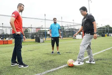 TERUS BERTAHAN: Selepas 10 tahun, pemilik D2D, Encik Azahari Aziz (baju hitam) dan Encik Rasvinder Singh (baju merah), tidak sangka syarikatnya dapat terus bertahan. Kini, ia juga mempunyai seorang pengurus operasi, Encik Alvinder Singh (baju biru). - Foto JOHARI RAHMAT