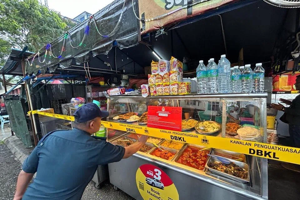 TINDAKAN SITA: Sebuah kedai makan yang diusahakan warga asing dan beroperasi tanpa lesen di ibu kota disita oleh kakitangan Dewan Bandaraya Kuala Lumpur (DBKL). 