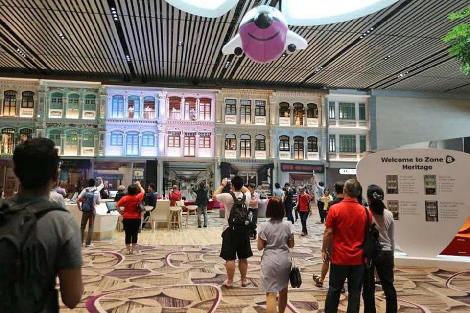 UNIK: Menggunakan teknologi, ruang awam di T4 ini memberi pengalaman unik kepada penumpang yang boleh menikmati pertunjukan berbilang media semasa menanti waktu penerbangan mereka. - Foto THE STRAITS TIMES