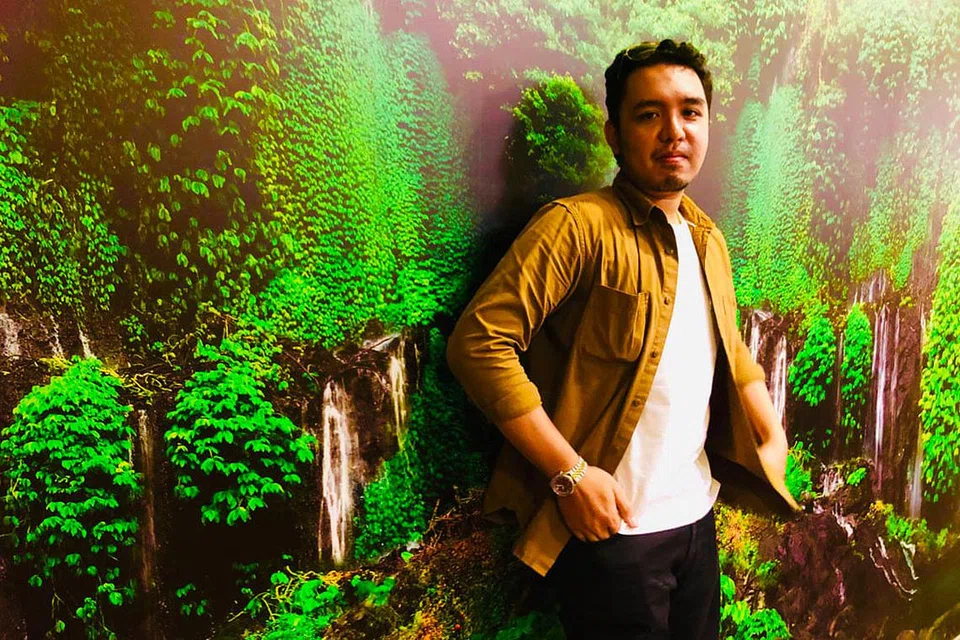 MENCABAR: Memandangkan lagu kerohanian, Inspirasi Rinduku, memakan masa terlalu lama melebihi setahun untuk diselesaikan, bakat setempat, Amy Hakimi malah pernah terfikir untuk mencari lagu lain atau meminta pencipta lagu tersebut, Malone agar mencari orang lain bagi lagu itu. - Foto BH oleh HARYANI ISMAIL