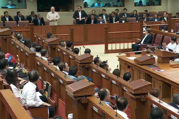 Yang di-Pertuan Agong, Sultan Ibrahim (berdiri, berkot cerah), merupakan raja pertama Malaysia melawat Parlimen ketika sidang sedang berlangsung pada 7 Mei.