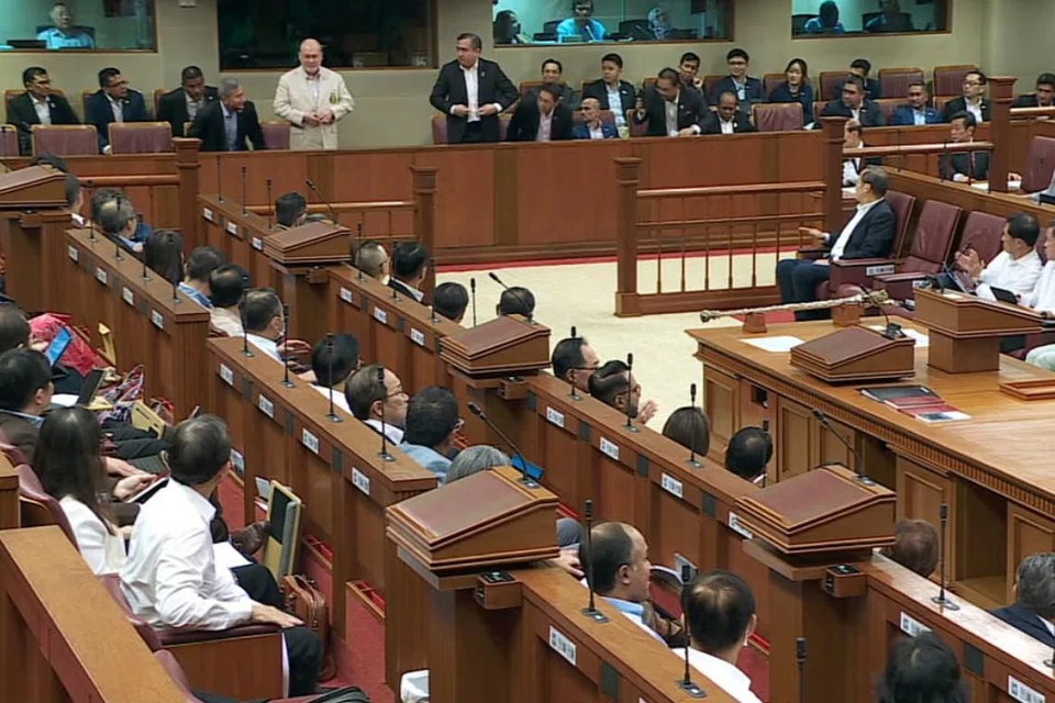 Yang di-Pertuan Agong, Sultan Ibrahim (berdiri, berkot cerah), merupakan raja pertama Malaysia melawat Parlimen ketika sidang sedang berlangsung pada 7 Mei.