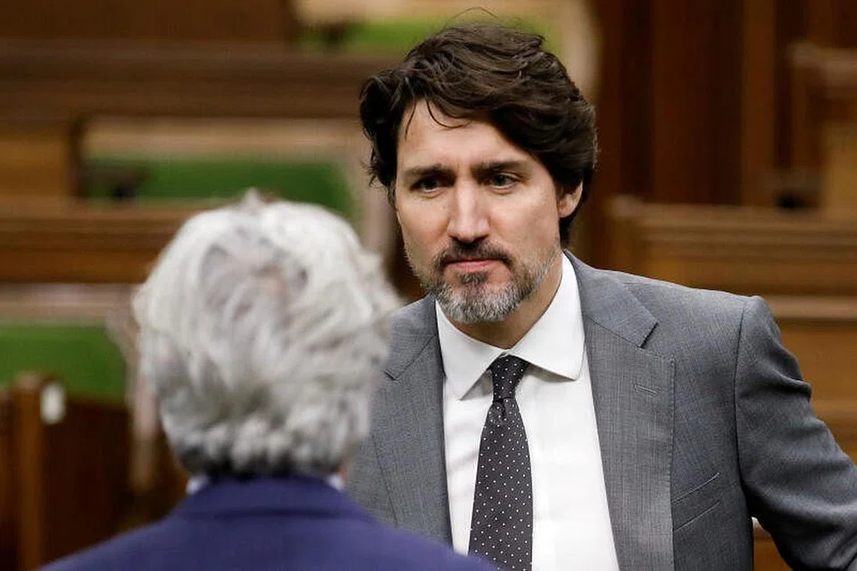 GUGATAN EKONOMI: Perdana Menteri Canada, Encik Justin Trudeau, mendengar luahan Ketua Pemerintah, Encik Pablo Rodriguez dalam sidang Dewan Rakyat, sebelum memulakan mesyuarat jawatankuasa khas bagi menangani pandemik Covid-19 di Parliament Hill, Ottawa.