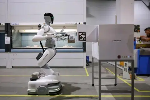 Sebuah kemudahan bagi penyelenggaraan, pembaikan dan baik pulih (MRO) kerangka pesawat baharu, $170 juta menggajikan lebih 500 pekerja, teknologi dron serta robot, ST Engineering di Singapura