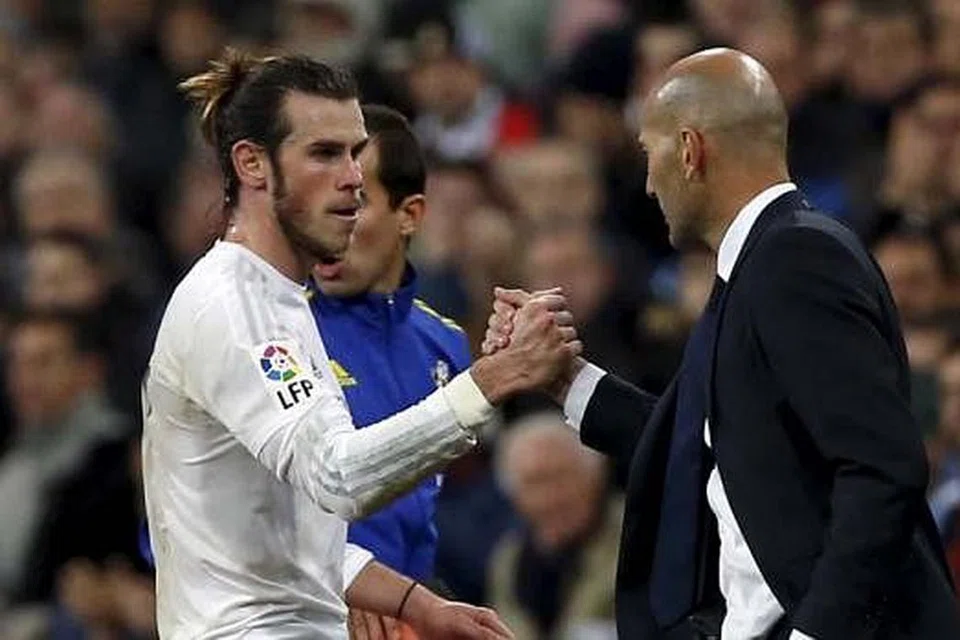 TAHNIAH!: Jurulatih baru Real Madrid, Zinedine Zidane (kanan), mengucapkan tahniah kepada wira tiga gol pasukannya, Gareth Bale. - Foto REUTERS