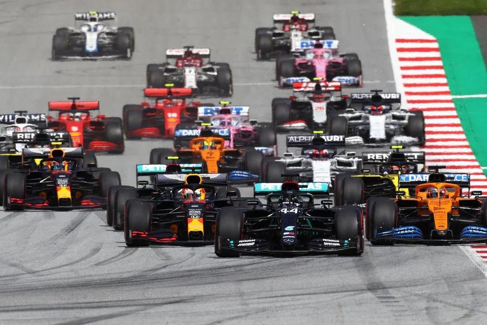 Pemandu asal Britain, Lewis Hamilton, telah menjalin kerjasama yang berjaya bersama pasukan Mercedes sebelum ini namun Hamilton telah ambil keputusan untuk berpindah ke Ferrari mulai musim 2025.